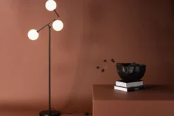 Stehlampe „Novera“ – Dreiflammige Designerlampe in Schwarz (Höhe 160 cm)