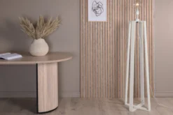 Stehlampe „Paris“ – zeitlose Eleganz mit Holzbeinen und hellem Schirm