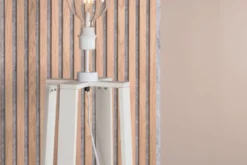 Stehlampe „Paris“ – zeitlose Eleganz mit Holzbeinen und hellem Schirm