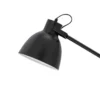Stehlampe Riven – in der Farbe Schwarz mit Messingdetails