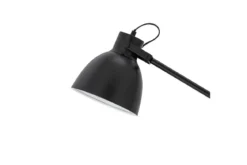 Stehlampe Riven – in der Farbe Schwarz mit Messingdetails