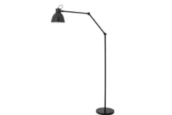 Stehlampe Riven – in der Farbe Schwarz mit Messingdetails