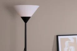 Stehlampe „Salzburg“ – moderne Eleganz, welche sich in jeden Raum fügt