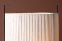 Stehlampe „Solva“ – Hohe Stofflampe in Beige mit schwarzem Metallgestell (Höhe 80 cm)