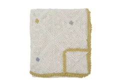 Tagesdecke Ara – Handgehäkeltes Design in Naturton