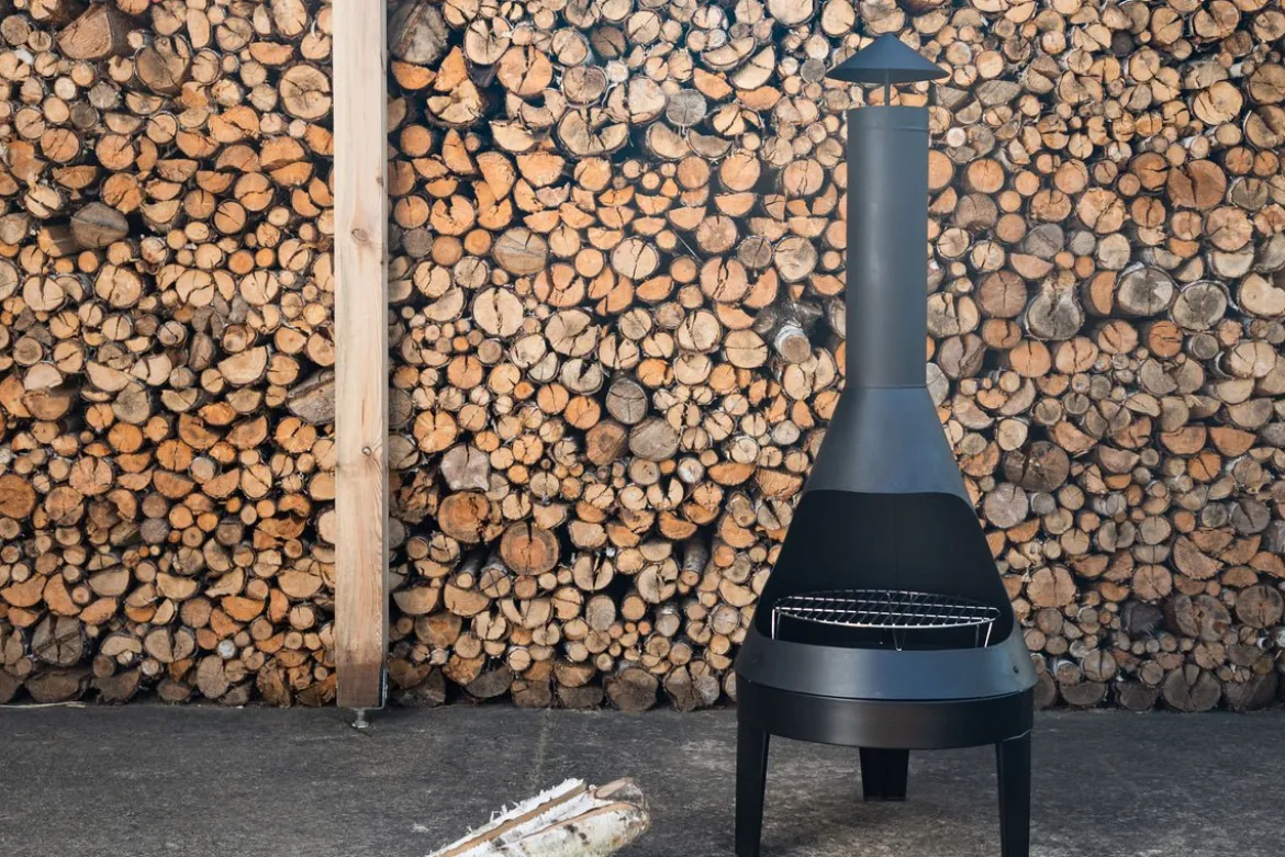 Terrassenkamin Kia - aus schwarzem Stahl mit integriertem Grillrost