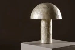 Tischlampe „Aurora“ – Elegantes Design aus Capiz mit sanftem Lichtschein