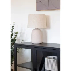 Tischlampe „Carmelo“ – Sandstruktur im modernen Look