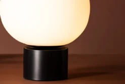 Tischlampe „Dachstein“ – Weißer Lampenschirm für angenehmes Licht