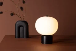 Tischlampe „Dachstein“ – Weißer Lampenschirm für angenehmes Licht