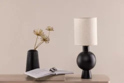 Tischlampe „Fantasia“ – Schwarzer Beton trifft Lampenschirm aus beigem Leinenstoff