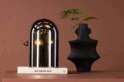 Tischlampe „Jasmin“ – Runde Formen sowie Rauchglas mit Spiegeleffekt