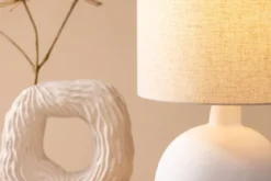 Tischlampe „Lelin“ – Eleganter Betonsockel mit leichtem Leinenschirm