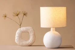 Tischlampe „Lelin“ – Eleganter Betonsockel mit leichtem Leinenschirm