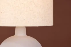 Tischlampe „Lelin“ – Eleganter Betonsockel mit leichtem Leinenschirm