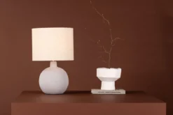 Tischlampe „Lelin“ – Eleganter Betonsockel mit leichtem Leinenschirm