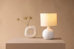 Tischlampe „Lelin“ – Eleganter Betonsockel mit leichtem Leinenschirm