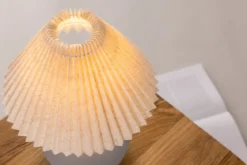 Tischlampe „Marcello“ – Stilvoller Betonsockel mit geriffeltem Lampenschirm