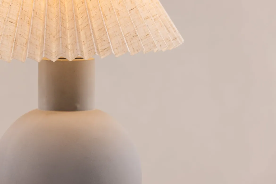Tischlampe „Marcello“ – Stilvoller Betonsockel mit geriffeltem Lampenschirm