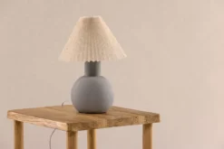 Tischlampe „Marcello“ – Stilvoller Betonsockel mit geriffeltem Lampenschirm