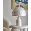 Tischlampe Nerea – Schimmerndes Capiz-Design in Naturtönen