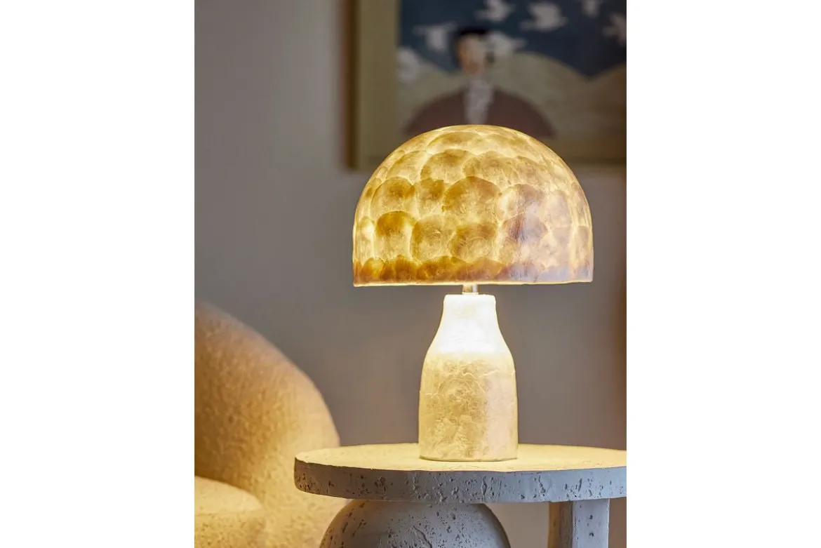 Tischlampe Nerea – Schimmerndes Capiz-Design in Naturtönen