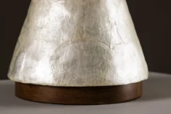 Tischlampe „Pyramidea“ – Elegantes Design aus Capiz & Jute in Hellgrau