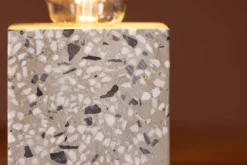 Tischlampe „Ricardo“ – Nordisches Design mit Terrazzo-Sockel in Würfelform