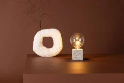 Tischlampe „Ricardo“ – Nordisches Design mit Terrazzo-Sockel in Würfelform