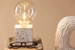 Tischlampe „Ricardo“ – Nordisches Design mit Terrazzo-Sockel in Würfelform