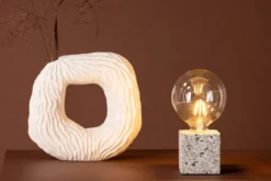 Tischlampe „Ricardo“ – Nordisches Design mit Terrazzo-Sockel in Würfelform