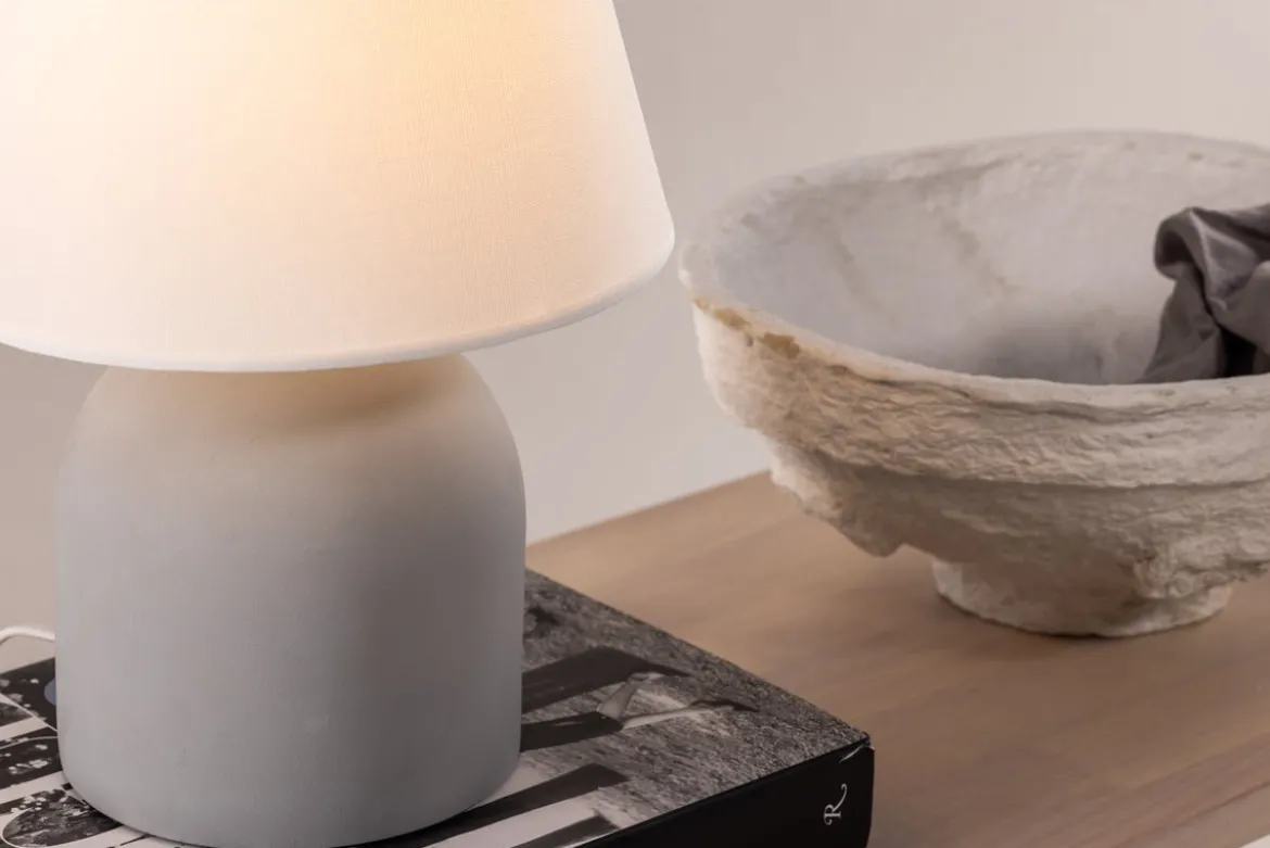 Tischlampe „Stenljus“ – Grau-matter Betonfuß mit weißem Leinen-Lampenschirm