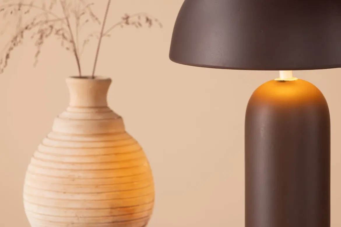 Tischlampe „Terranova“ – Braune Steingefertigte Eleganz mit Rundschirm