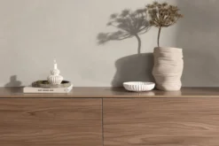 TV-Lowboard Valborg – Walnussfurnier in Natur-Optik