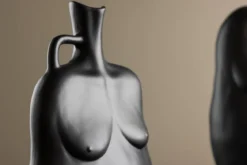Vase Nerida 25 cm – Körperinspirierte Eleganz in Weiß & Schwarz