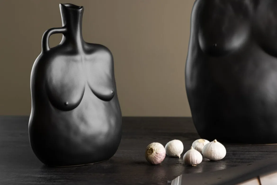 Vase Nerida 25 cm – Körperinspirierte Eleganz in Weiß & Schwarz