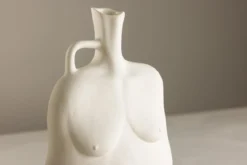 Vase Nerida 25 cm – Körperinspirierte Eleganz in Weiß & Schwarz