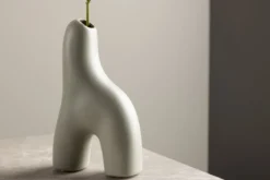Vase Noara 16 cm – Skulpturales Designobjekt aus Steingut