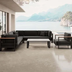 Vayla III – Loungegruppe mit Ecksofa, Loungesessel & Tisch aus schwarzem Aluminium | Aevora™ Kollektion