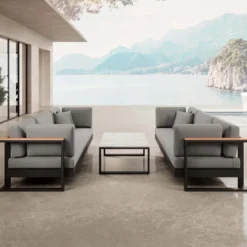 Vayla VI – 2 Dreisitzer & Tisch aus schwarzem Aluminium | Aevora™ Kollektion
