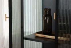 Vitrine Leonie - in Schwarz mit Wellenglas-Optik