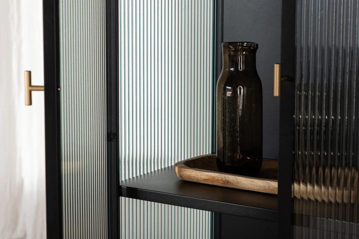 Vitrine Leonie - in Schwarz mit Wellenglas-Optik