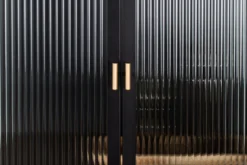 Vitrine Leonie - in Schwarz mit Wellenglas-Optik