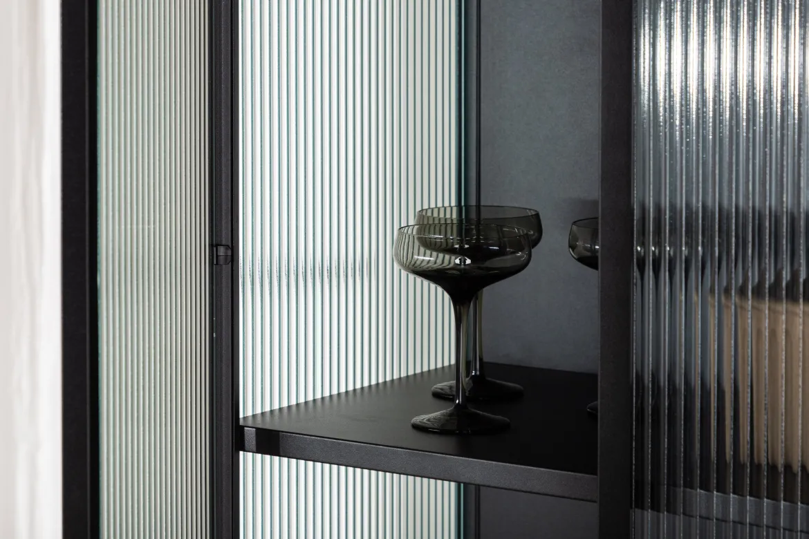 Vitrine Leonie - in Schwarz mit Wellenglas-Optik