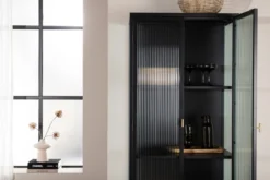 Vitrine Leonie - in Schwarz mit Wellenglas-Optik