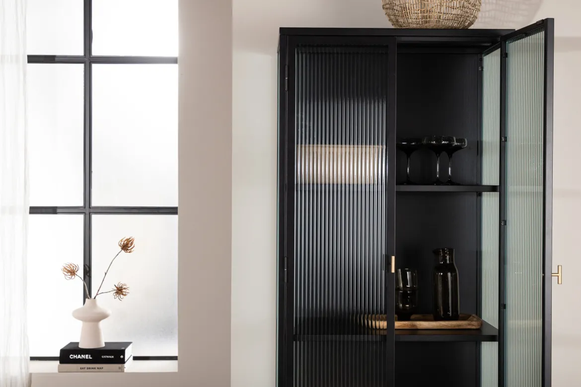 Vitrine Leonie - in Schwarz mit Wellenglas-Optik
