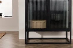 Vitrine Leonie - in Schwarz mit Wellenglas-Optik