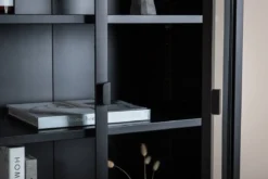 Vitrine Varda - in Schwarz mit Glastüren