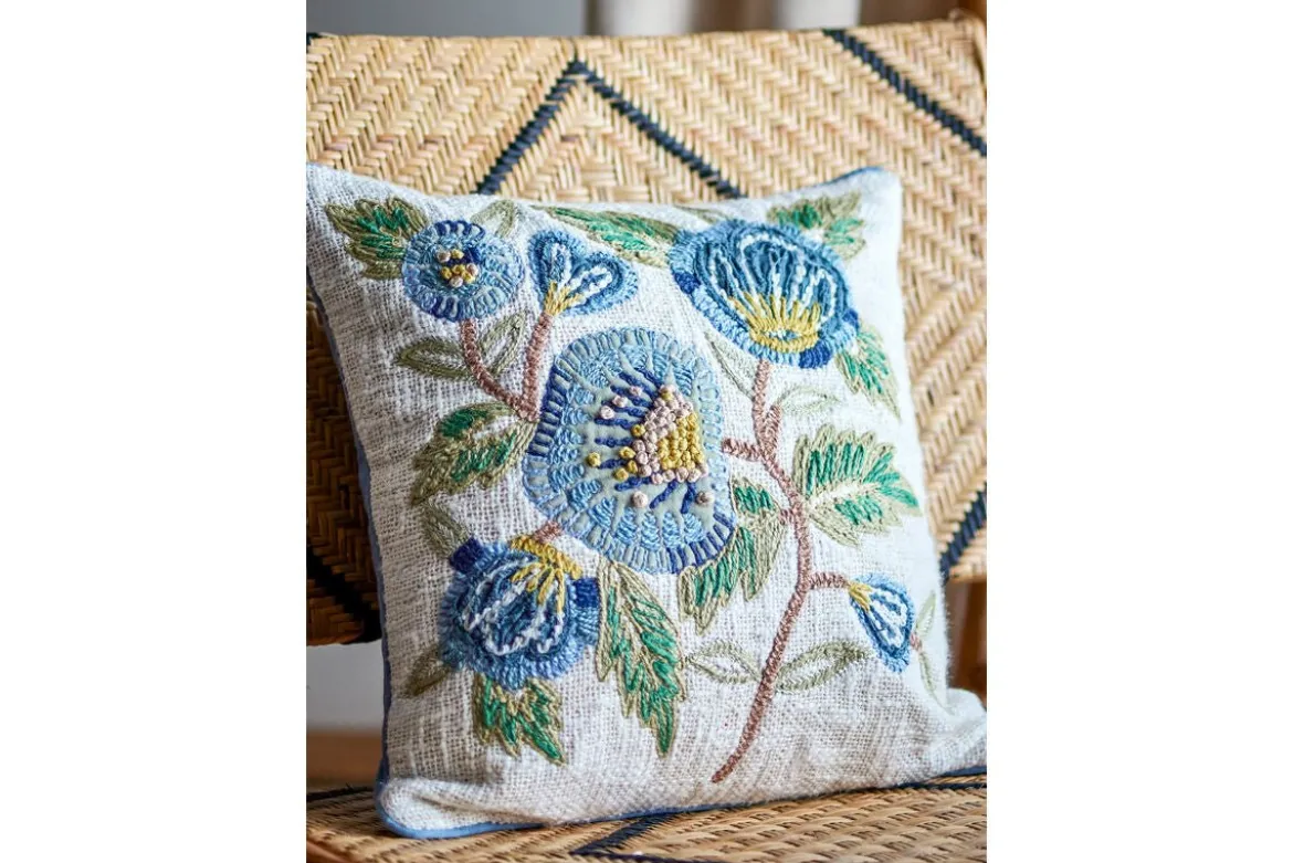 Zierkissen Aoi – Florale Stickerei in Blau