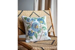Zierkissen Aoi – Florale Stickerei in Blau